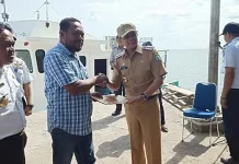 Bupati Bombana Serahkan Bantuan Kapal ke BUMDes Masaloka Bupati Bombana Serahkan Bantuan Kapal ke BUMDes Masaloka