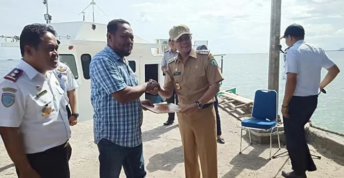 Bupati Bombana Serahkan Bantuan Kapal ke BUMDes Masaloka