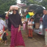 Gunakan Dana Pribadi, Kades Tolala Bagikan Makanan pada Pengungsi Gempa Kolut Gunakan Dana Pribadi, Kades Tolala Bagikan Makanan pada Pengungsi Gempa Kolut