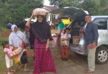 Gunakan Dana Pribadi, Kades Tolala Bagikan Makanan pada Pengungsi Gempa Kolut Gunakan Dana Pribadi, Kades Tolala Bagikan Makanan pada Pengungsi Gempa Kolut