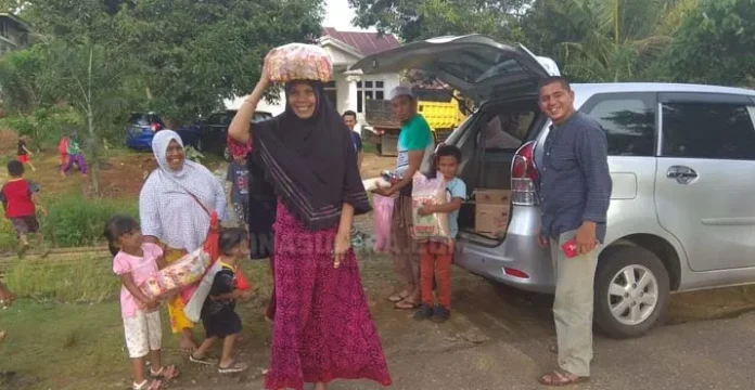 Gunakan Dana Pribadi, Kades Tolala Bagikan Makanan pada Pengungsi Gempa Kolut