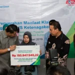 BPJS Ketenagakerjaan Berikan Santunan Korban Tsunami Banten BPJS Ketenagakerjaan Berikan Santunan Korban Tsunami Banten