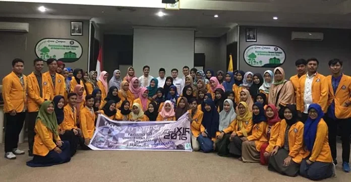 65 Mahasiswa Farmasi UHO Go to Industry di Empat Kota