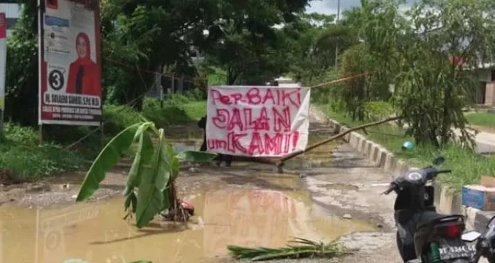 Jalan KH Muhammad Dahlan Rusak Parah, Warga Tanam Pohon Pisang