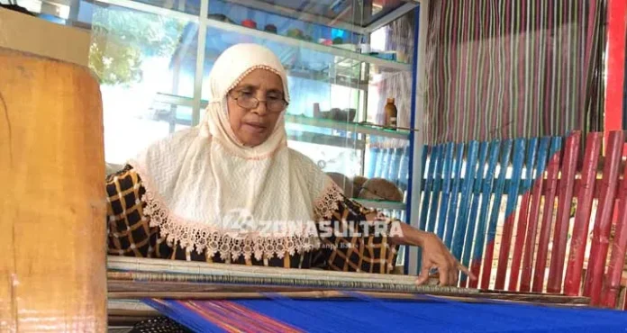 Penuh Warna, Indahnya Kampung Tenun Sulaa di Baubau