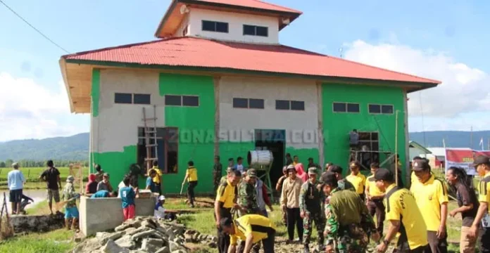 kerja_bakti_bombana Di Bombana, TNI dan Polri Kerja Sama Rehab Rumah Ibadah