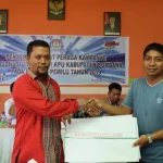 KPUD Bombana Serahkan APK ke Peserta Pemilu 2019 KPUD Bombana Serahkan APK ke Peserta Pemilu 2019