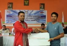 KPUD Bombana Serahkan APK ke Peserta Pemilu 2019 KPUD Bombana Serahkan APK ke Peserta Pemilu 2019