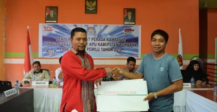 KPUD Bombana Serahkan APK ke Peserta Pemilu 2019