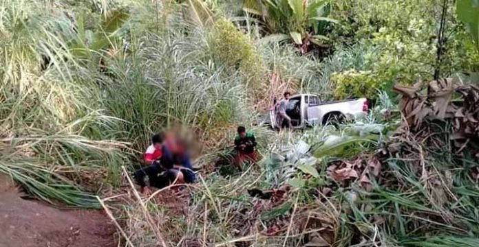 Melaju di Tikungan, Mobil Hilux Terjun ke Jurang Kolut