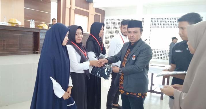 Lantik 55 Relasi, KPUD Bombana Tekankan Sinergitas dan Integritas