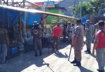 Satpol PP Bongkar Lapak Depan Pasar Baru Satpol PP Bongkar Lapak Depan Pasar Baru