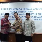 Bupati Bombana Sabet Penghargaan dari BPJS Ketenagakerjaan Bupati Bombana Sabet Penghargaan dari BPJS Ketenagakerjaan