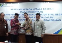 Bupati Bombana Sabet Penghargaan dari BPJS Ketenagakerjaan Bupati Bombana Sabet Penghargaan dari BPJS Ketenagakerjaan