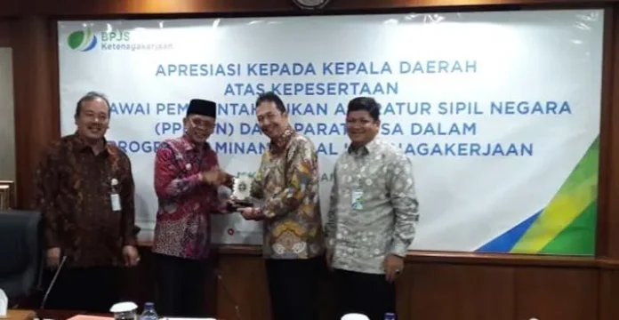 penghargaan_bombana Bupati Bombana Sabet Penghargaan dari BPJS Ketenagakerjaan