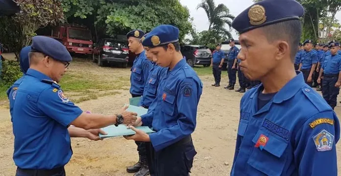 Miliki Kinerja Baik, 4 Anggota Damkar Kendari Terima Penghargaan