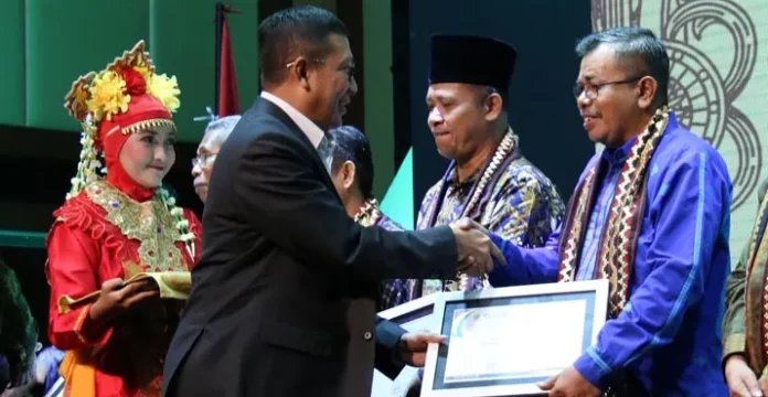 penghargaan_iain Pendaftar Meningkat, IAIN Kendari Raih Penghargaan dari Menteri Agama