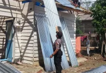 Personel Polsek Andoolo Perbaiki Rumah Warga yang Rusak Diterjang Angin Personel Polsek Andoolo Perbaiki Rumah Warga yang Rusak Diterjang Angin