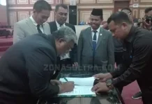 Gubernur Sultra Setujui Lima Perda Inisiatif DPRD Provinsi Gubernur Sultra Setujui Lima Perda Inisiatif DPRD Provinsi