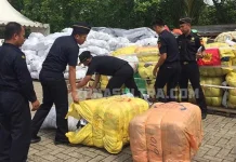 Bea Cukai dan Lanal Kendari Amankan Ratusan Bal Barang Bekas Bea Cukai dan Lanal Kendari Amankan Ratusan Bal Barang Bekas