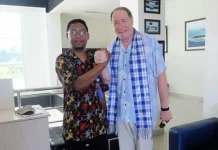 Pimpinan Kampus Asal Amerika Pantau Inovasi Kelautan LPTK di Wakatobi President/Rektor URI, David M. Dooley (kanan), kepala LPTK, Akhmatul Ferlin (kiri)