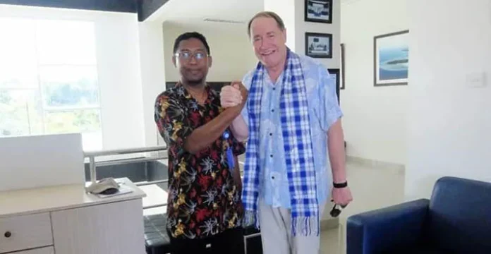 President/Rektor URI, David M. Dooley (kanan), kepala LPTK, Akhmatul Ferlin (kiri)