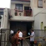 Rumah Pimpinan KPK Laode Syarif Dilempari Bom Molotov Rumah Pimpinan KPK Laode Syarif Dilempari Bom Molotov