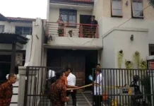 Rumah Pimpinan KPK Laode Syarif Dilempari Bom Molotov Rumah Pimpinan KPK Laode Syarif Dilempari Bom Molotov