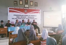Sasar Pemilih Pemula, KPU Mubar Sosialisasi di SMAN 1 Wadaga Sasar Pemilih Pemula, KPU Mubar Sosialisasi di SMAN 1 Wadaga
