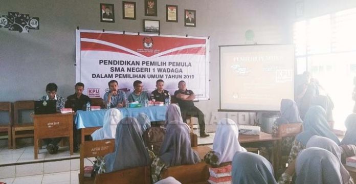 Sasar Pemilih Pemula, KPU Mubar Sosialisasi di SMAN 1 Wadaga