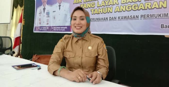 Sekretaris Dinas Perumahan dan Kawasan Pemukiman Kota Baubau, Yulia Widiarti