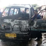 Angkot Jurusan Raha-Mabolu Terbakar di Depan Rumah Mantan Bupati Angkot Jurusan Raha-Mabolu Terbakar di Depan Rumah Mantan Bupati