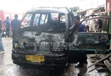 Angkot Jurusan Raha-Mabolu Terbakar di Depan Rumah Mantan Bupati Angkot Jurusan Raha-Mabolu Terbakar di Depan Rumah Mantan Bupati