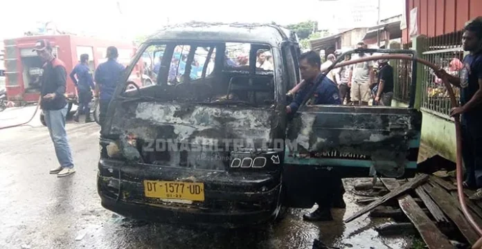 angkot_terbakar_muna Angkot Jurusan Raha-Mabolu Terbakar di Depan Rumah Mantan Bupati