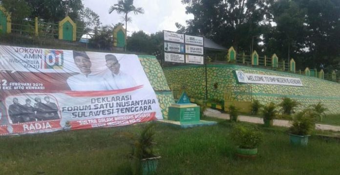 Bawaslu Copot Baliho Deklarasi Relawan Jokowi-Amin di SMP 15 Kendari