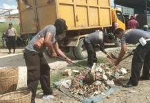 Hari Sampah, Polres Muna Bersih Bersih di Pasar Laino Hari Sampah, Polres Muna Bersih Bersih di Pasar Laino