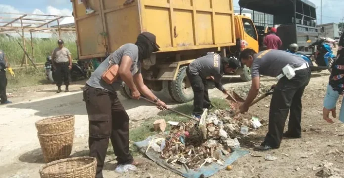 Hari Sampah, Polres Muna Bersih Bersih di Pasar Laino