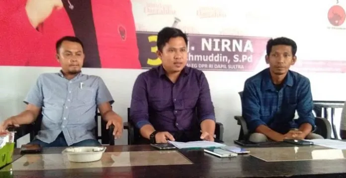 muhammad_julias Kuasa Hukum Nirna Lachmuddin Muhammad Julias (Tengah)