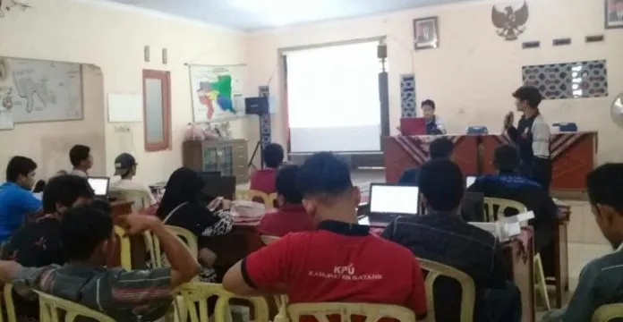 Tim KKN Undip Latih Internet Marketing Pengrajin Kulit di Basin Jateng