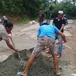 Warga Konut Perbaiki Jalan Poros yang Rusak Secara Swadaya Warga Konut Perbaiki Jalan Poros yang Rusak Secara Swadaya