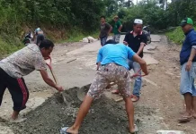 Warga Konut Perbaiki Jalan Poros yang Rusak Secara Swadaya Warga Konut Perbaiki Jalan Poros yang Rusak Secara Swadaya