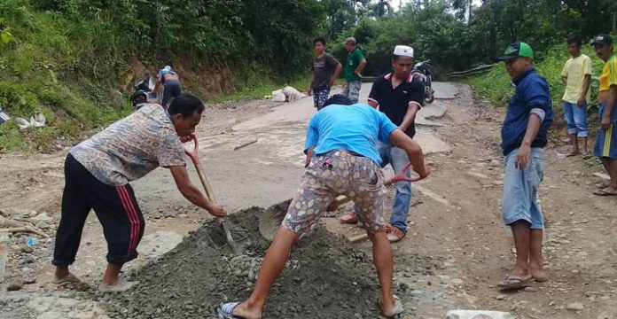 Warga Konut Perbaiki Jalan Poros yang Rusak Secara Swadaya