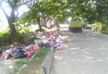 Sampah Menggunung dan Membusuk di Kota Kendari Sampah Menggunung dan Membusuk di Kota Kendari