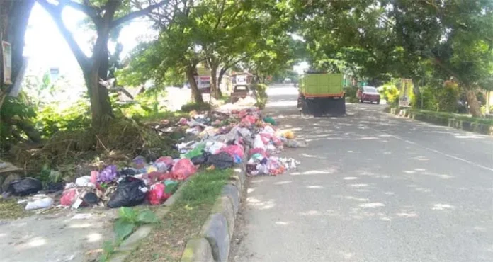 Sampah Menggunung dan Membusuk di Kota Kendari