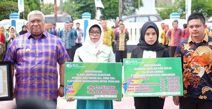 Gubernur Sultra Serahkan Santunan BPJS Ketenagakerjaan di Hari Peringatan K3