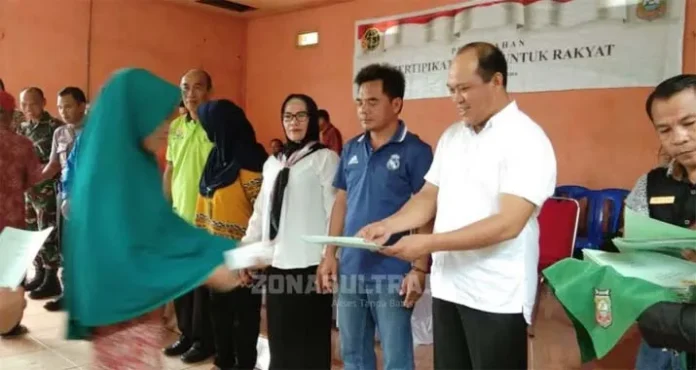 Serahkan 47 Sertifikat Tanah Gratis, Ruksamin: Ini Hak Masyarakat Saya