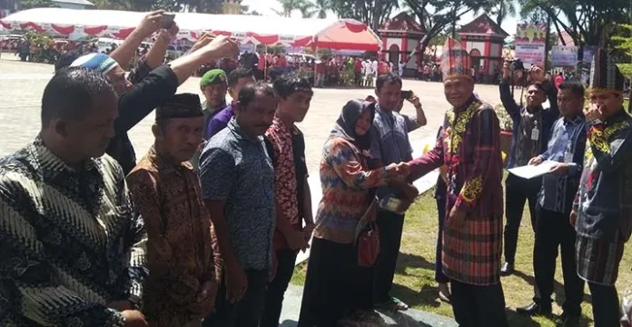 sertifikat_kolaka BPN Kolaka Serahkan 2.130 Sertifikat Program PTSL