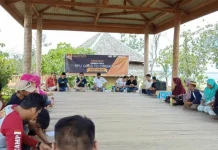 KPU Bombana Sosialisasi ke Komunitas di Pulau Kondo Komunitas Bonik (Motor ninja) menghadiri sosialisasi KPU Bombana di Pulau Kondo.