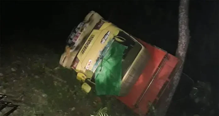 Truk Pengangkut Bibit Kakao Terguling di Kolut