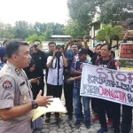 Dua Jurnalis Dilaporkan, Aliansi Pro Kemerdekaan Pers Demo Polda Sultra Dua Jurnalis Dilaporkan, Aliansi Pro Kemerdekaan Pers Demo Polda Sultra